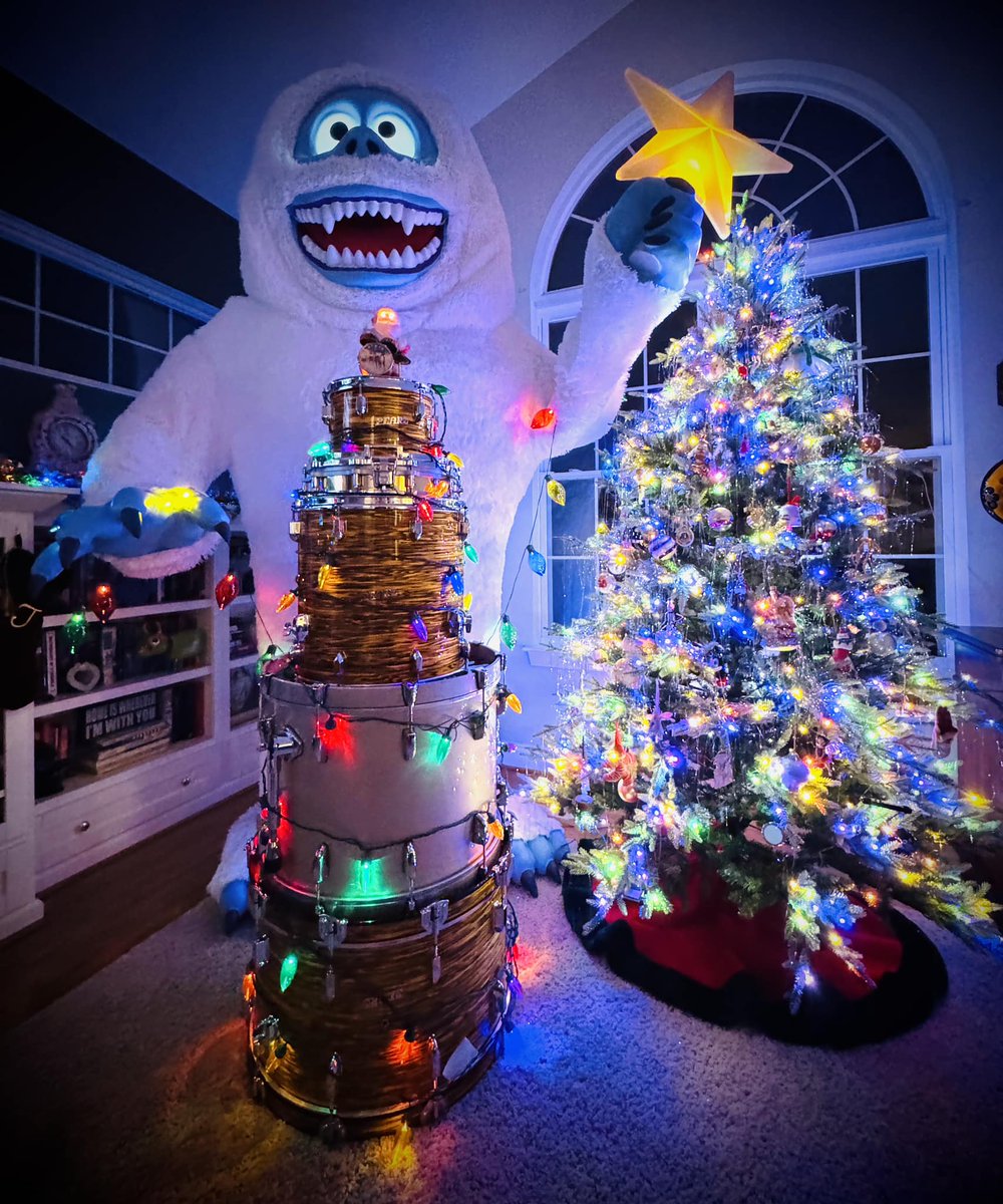 PearlDrumCorp's tweet photo. "He was so tall that he could place a star on top of the Pearl Tree without needing a ladder."
Thanks to Pearl Drummers Group member Allen Brunelle for sharing his picture!
🥁🎄Masters Custom & President Series Deluxe
#PearlTree https://t.co/hfcuhZV8K4