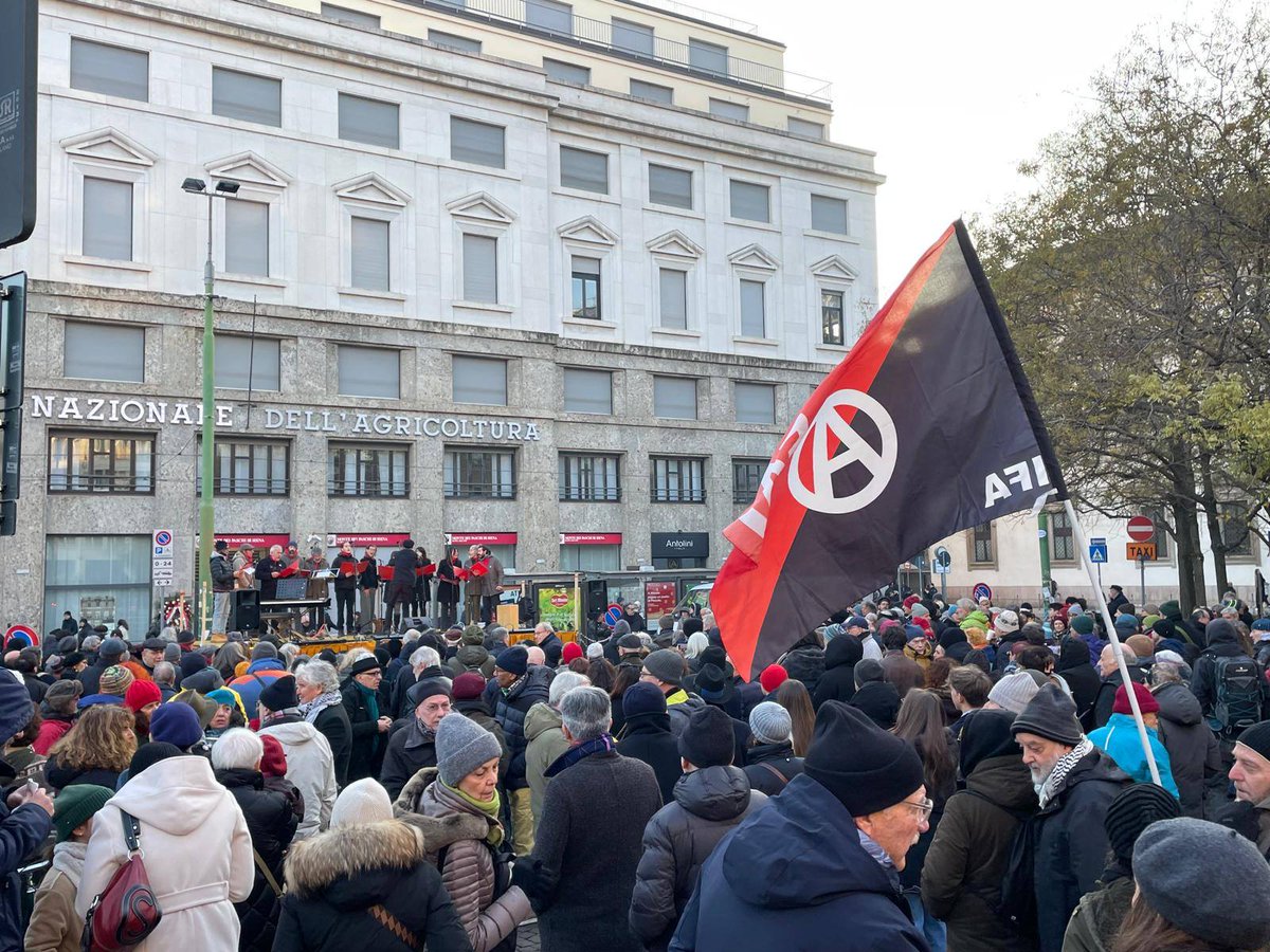 MILinMOV's tweet image. IERI IN PIAZZA PER PINELLI

Ieri in piazza per ricordare Giuseppe Pinelli, ferroviere anarchico ingiustamente fermato dalla Polizia poche ore dopo l'attentato e ucciso precipitando dal quarto piano della Questura 

#GiuseppePinelli
#Pinelli
#PiazzaFontana 
#12dicembre1969