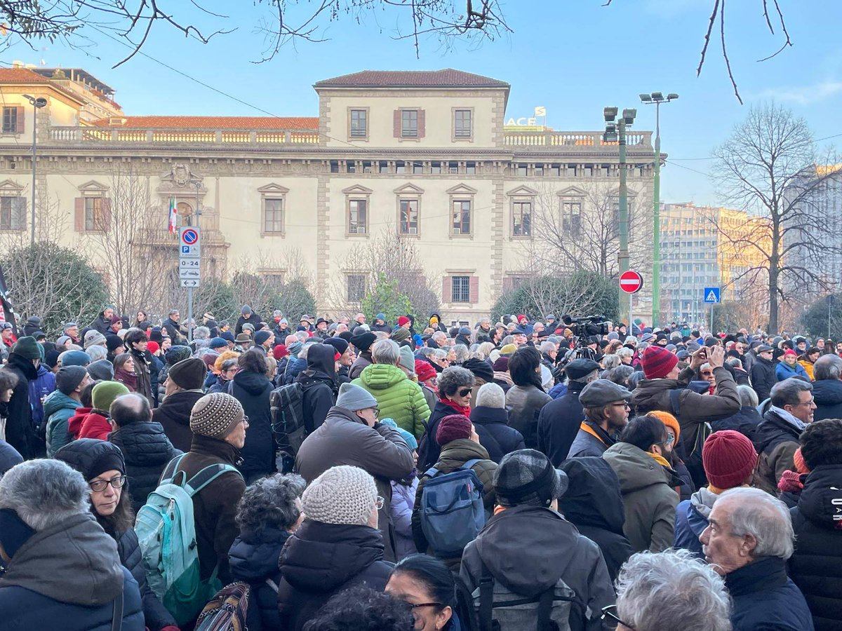 MILinMOV's tweet image. IERI IN PIAZZA PER PINELLI

Ieri in piazza per ricordare Giuseppe Pinelli, ferroviere anarchico ingiustamente fermato dalla Polizia poche ore dopo l'attentato e ucciso precipitando dal quarto piano della Questura 

#GiuseppePinelli
#Pinelli
#PiazzaFontana 
#12dicembre1969