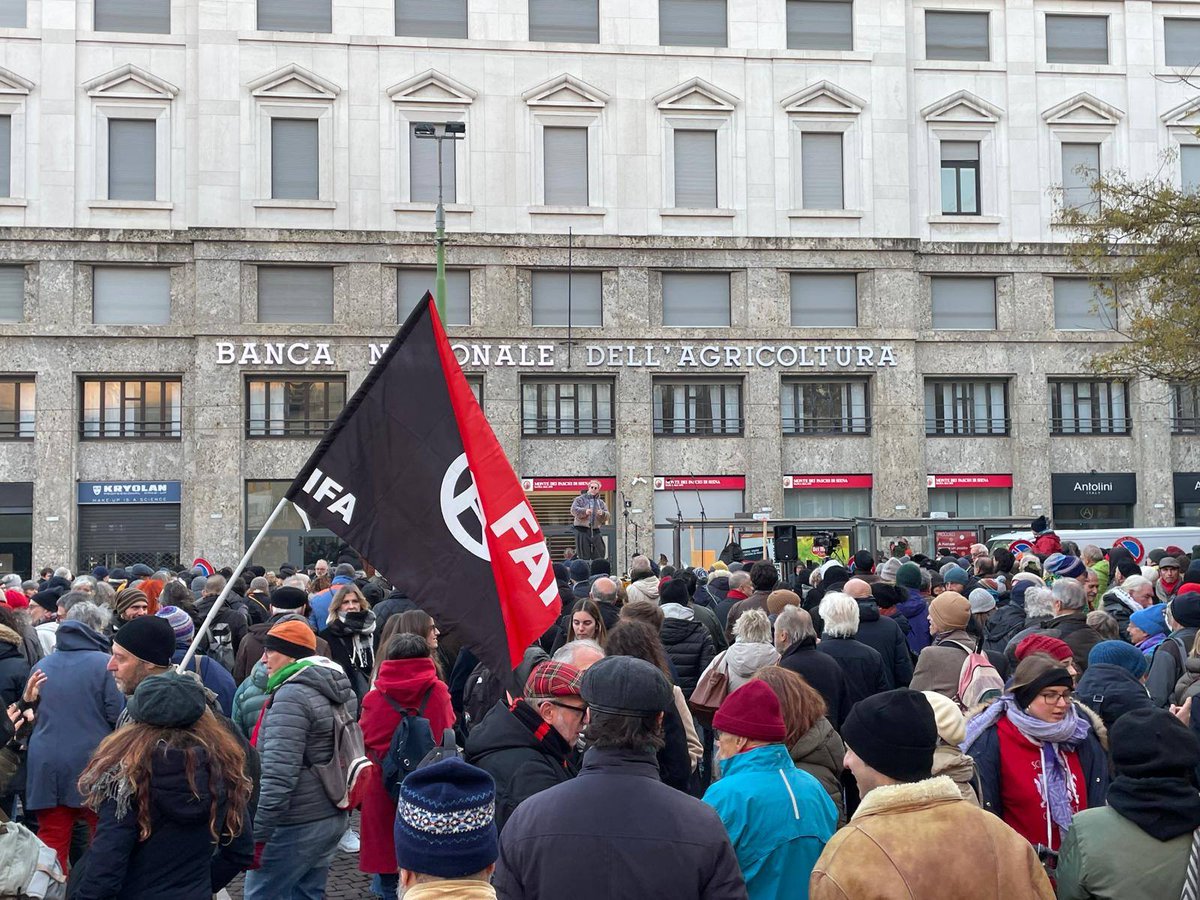 MILinMOV's tweet image. IERI IN PIAZZA PER PINELLI

Ieri in piazza per ricordare Giuseppe Pinelli, ferroviere anarchico ingiustamente fermato dalla Polizia poche ore dopo l'attentato e ucciso precipitando dal quarto piano della Questura 

#GiuseppePinelli
#Pinelli
#PiazzaFontana 
#12dicembre1969
