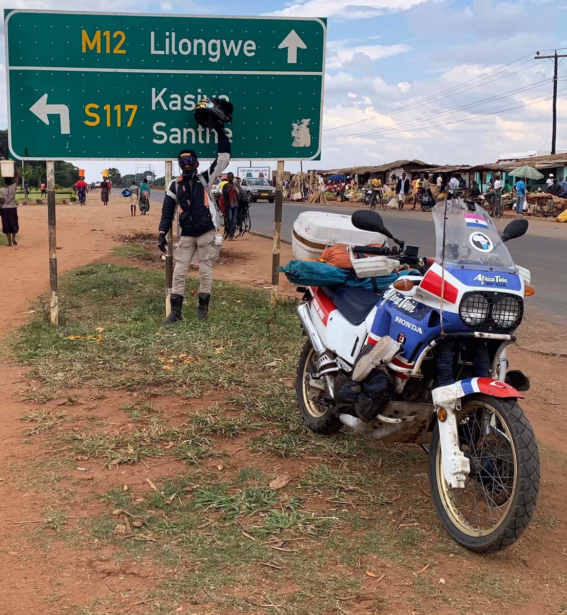 goshers_'s tweet image. #Flyingflags rides his motorbike from Ghana 🇬🇭 to South Africa 🇿🇦 through to Malawi 🇲🇼 and still going.