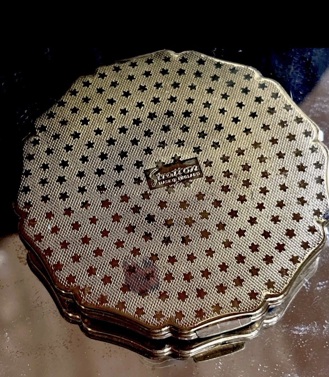 VintageneedISay's tweet photo. Check out #Vintage #Stratton #England #Compact #Scalloped #Edge #Blue #Roses #Floral #Pattern #Case #Accessorie #Purse #19Fifties #GiftIdeas #GiftIdeasForHer #BuyMeThis #Follow #Vanity #Lipstick https://t.co/ekHxlOSQgW #eBay via @eBay https://t.co/I7L6N2VJUT
