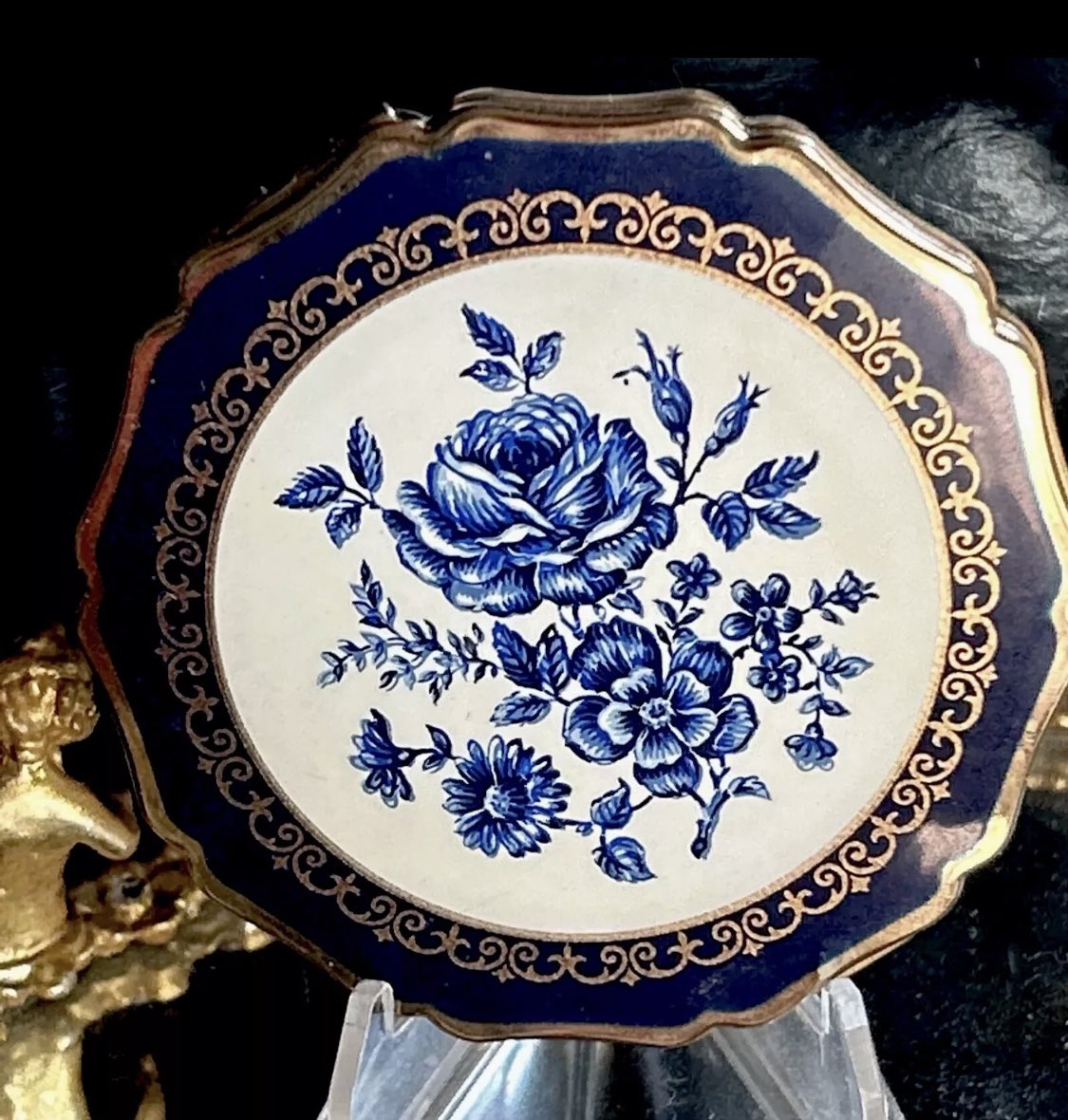 VintageneedISay's tweet photo. Check out #Vintage #Stratton #England #Compact #Scalloped #Edge #Blue #Roses #Floral #Pattern #Case #Accessorie #Purse #19Fifties #GiftIdeas #GiftIdeasForHer #BuyMeThis #Follow #Vanity #Lipstick https://t.co/ekHxlOSQgW #eBay via @eBay https://t.co/I7L6N2VJUT