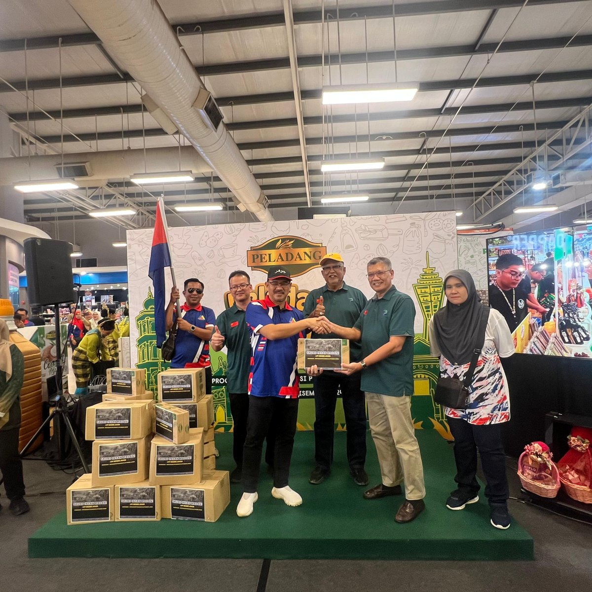 ppkpserai's tweet photo. 15 DISEMBER 2024 :
MAJLIS PENUTUPAN PROGRAM JELAJAH PRODUK JENAMA PELADANG@LOTUS’S SUNGAI PETANI SELATAN, KEDAH.
#𝗟𝗣𝗣𝗠𝗮𝗹𝗮𝘆𝘀𝗶𝗮
#𝗟𝗣𝗣𝟰𝗙𝗮𝗿𝗺𝗲𝗿𝘀
#𝗣𝗲𝗿𝗸𝗮𝘀𝗮𝗣𝗲𝗹𝗮𝗱𝗮𝗻𝗴
#𝗞𝗲𝗹𝘂𝗮𝗿𝗴𝗮𝗣𝗲𝗹𝗮𝗱𝗮𝗻𝗴
#𝗞𝗣𝗞𝗠𝗠𝗮𝗹𝗮𝘆𝘀𝗶𝗮
#𝗧𝗲𝗮𝗺𝗞𝗣𝗞𝗠 https://t.co/Jqxru7v2pN