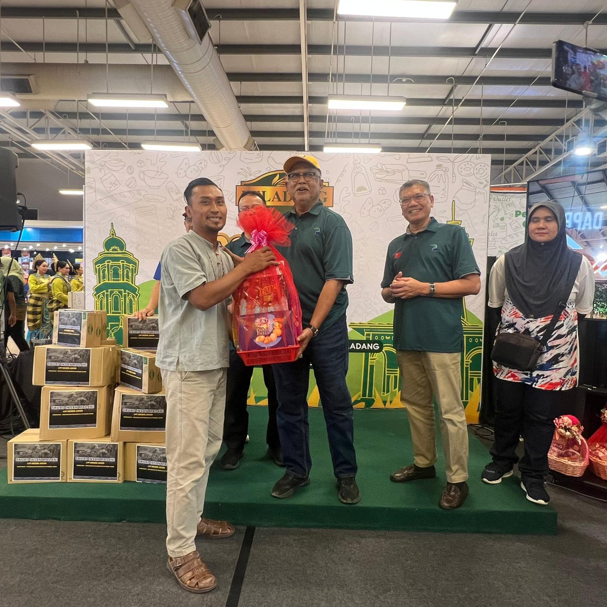 ppkpserai's tweet photo. 15 DISEMBER 2024 :
MAJLIS PENUTUPAN PROGRAM JELAJAH PRODUK JENAMA PELADANG@LOTUS’S SUNGAI PETANI SELATAN, KEDAH.
#𝗟𝗣𝗣𝗠𝗮𝗹𝗮𝘆𝘀𝗶𝗮
#𝗟𝗣𝗣𝟰𝗙𝗮𝗿𝗺𝗲𝗿𝘀
#𝗣𝗲𝗿𝗸𝗮𝘀𝗮𝗣𝗲𝗹𝗮𝗱𝗮𝗻𝗴
#𝗞𝗲𝗹𝘂𝗮𝗿𝗴𝗮𝗣𝗲𝗹𝗮𝗱𝗮𝗻𝗴
#𝗞𝗣𝗞𝗠𝗠𝗮𝗹𝗮𝘆𝘀𝗶𝗮
#𝗧𝗲𝗮𝗺𝗞𝗣𝗞𝗠 https://t.co/Jqxru7v2pN