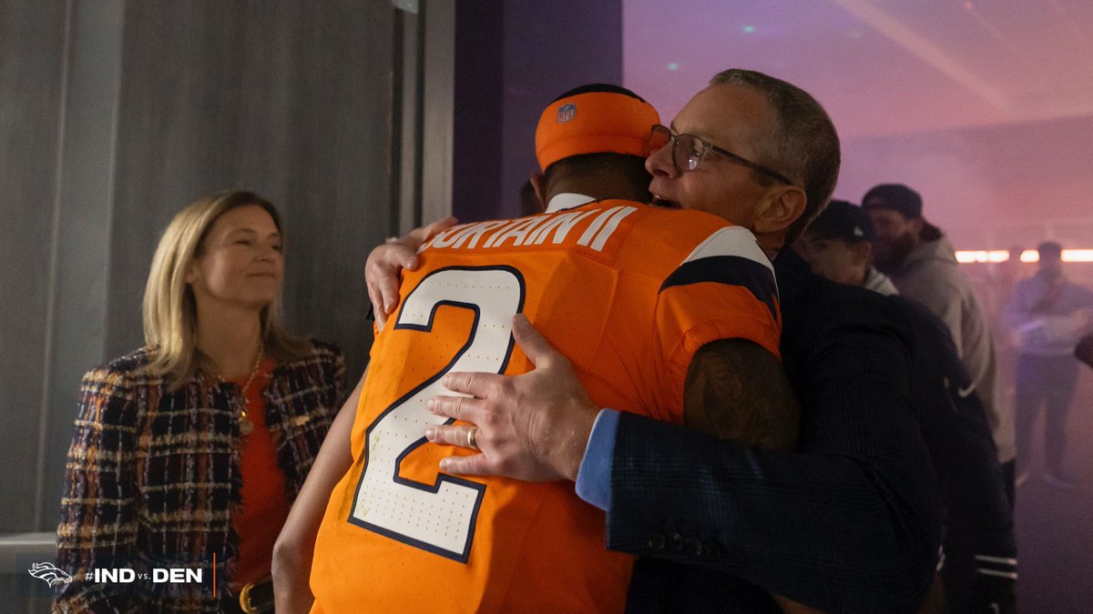 Broncos's tweet image. Rallied together. 👏

Inside the locker room after we #BeatTheColts!