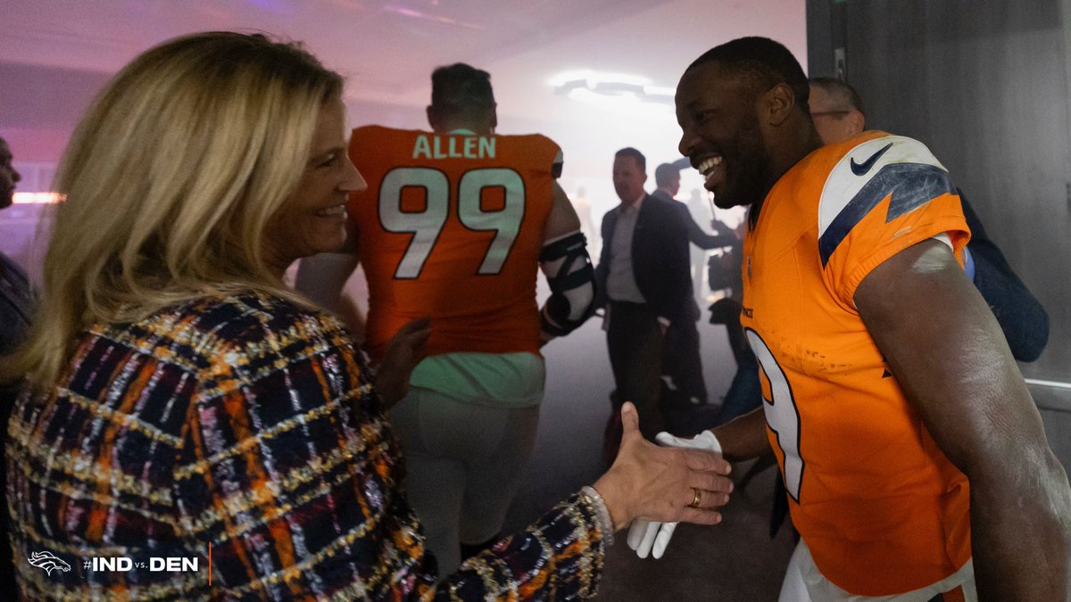Broncos's tweet image. Rallied together. 👏

Inside the locker room after we #BeatTheColts!