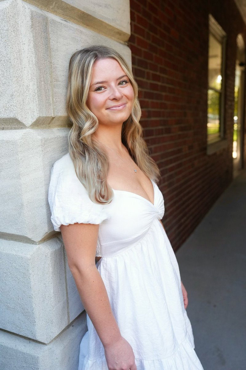 deenakuntzphoto's tweet photo. Here are a few photos from my session with @emmaguentherr, @uofl Class of 2024!  We had the best time and laughed a whole lot! ❤️ @deenachris https://t.co/NWEbX5fgl1