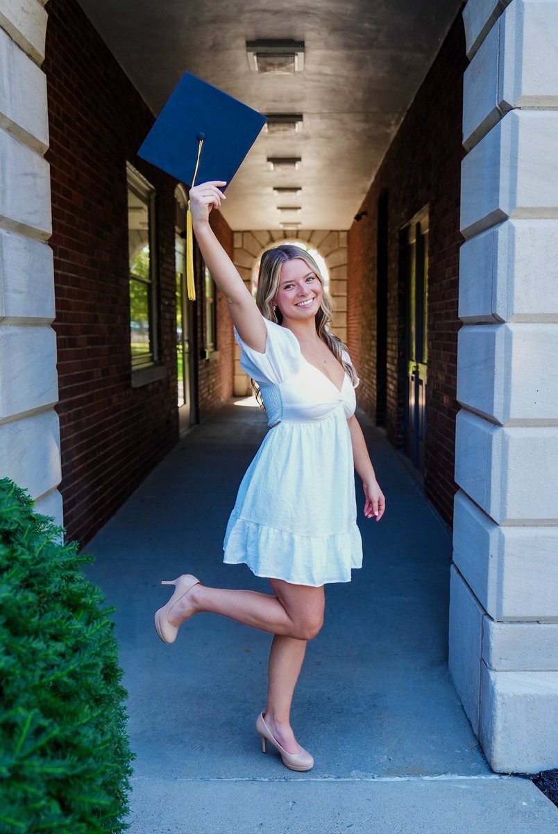 deenakuntzphoto's tweet photo. Here are a few photos from my session with @emmaguentherr, @uofl Class of 2024!  We had the best time and laughed a whole lot! ❤️ @deenachris https://t.co/NWEbX5fgl1