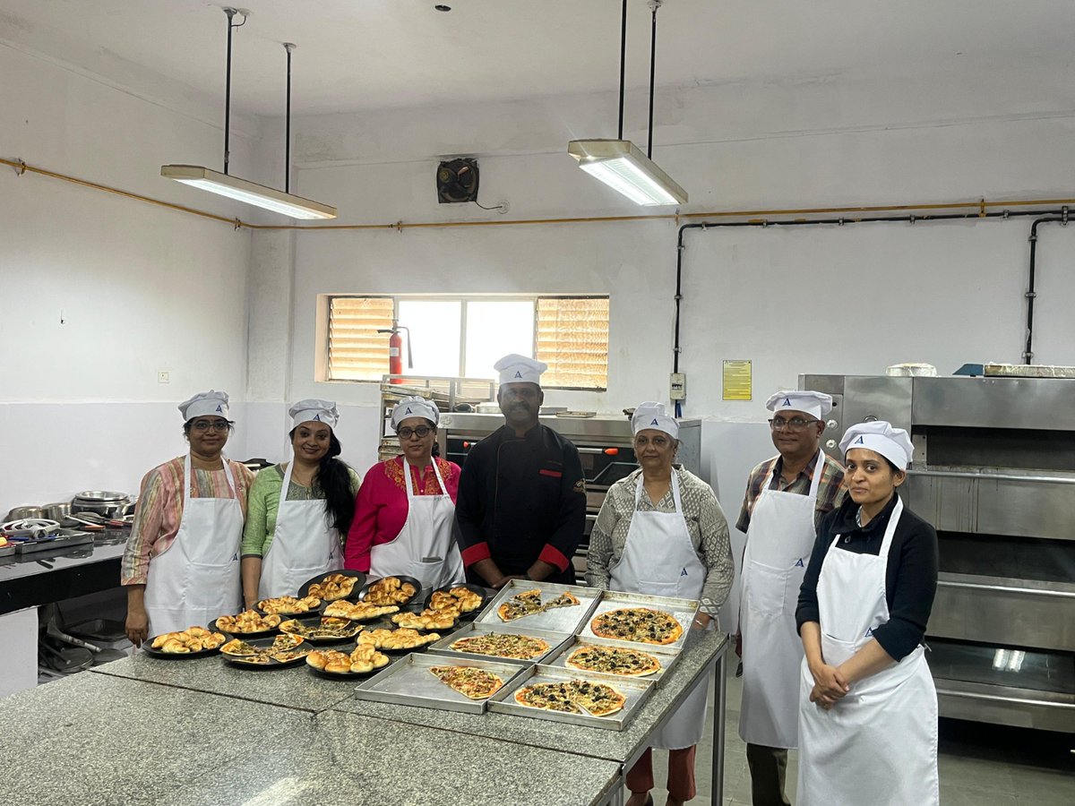 Aihmct1's tweet image. &quot;Last week, the Spice Club at AIHMCT conducted an exciting Bakery Workshop, where participants explored the art of baking delicious pastries, breads, and more! 🍞🍰 A perfect blend of creativity and technique! #BakingWorkshop #SpiceClub #AIHMCT #PastryArt  @NorthernComd_IA