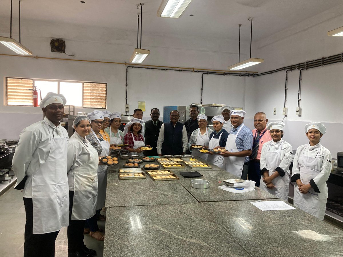 Aihmct1's tweet image. &quot;Last week, the Spice Club at AIHMCT conducted an exciting Bakery Workshop, where participants explored the art of baking delicious pastries, breads, and more! 🍞🍰 A perfect blend of creativity and technique! #BakingWorkshop #SpiceClub #AIHMCT #PastryArt  @NorthernComd_IA