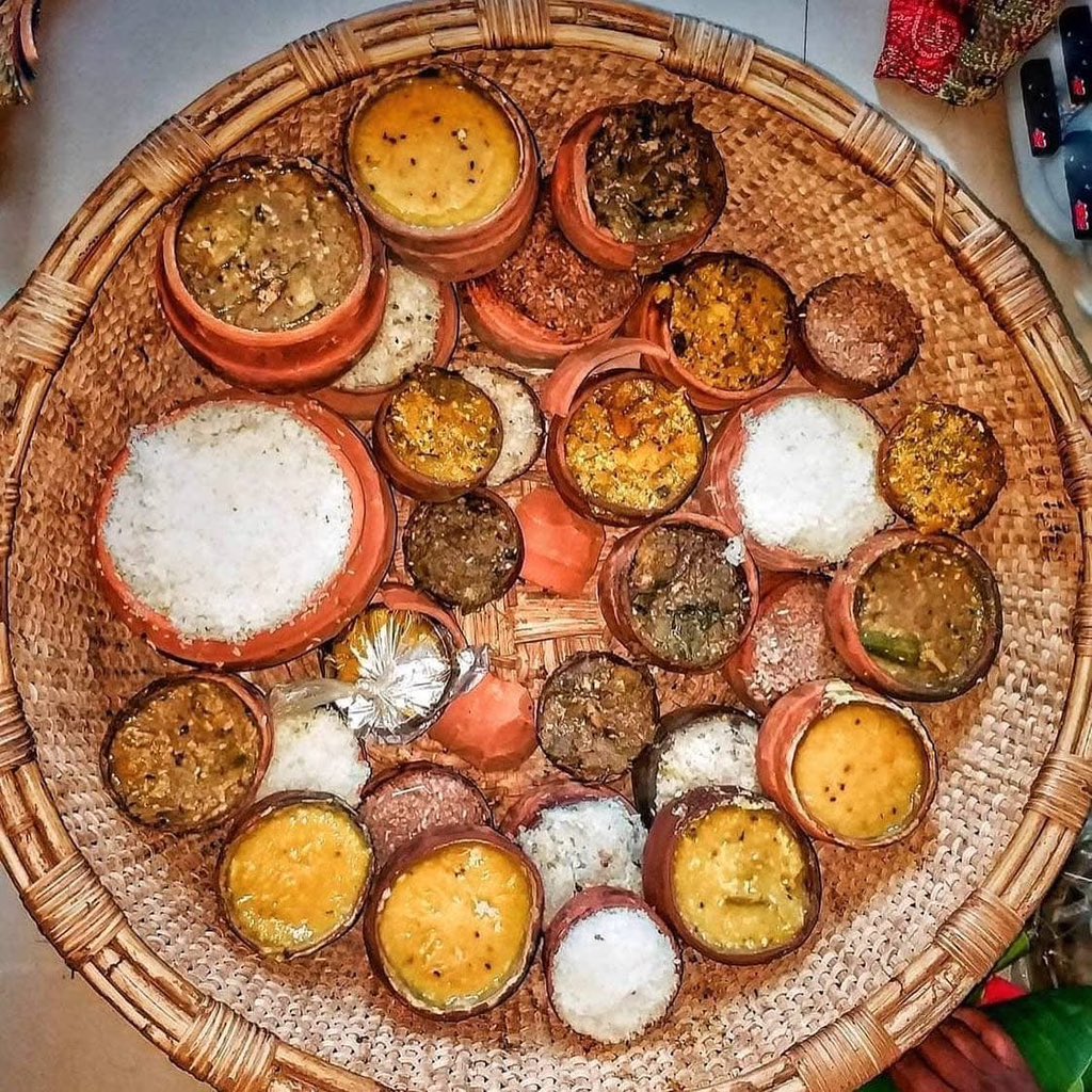 Those who say plastic is innevitable, should see this picture of Shri Jagannath Mahaprabhu mahaprasad. Vedic Brahmin culture has been using these earthen utensils and containers since time unknown till today. It includes the respect for skills of potters, other artisans. 
So