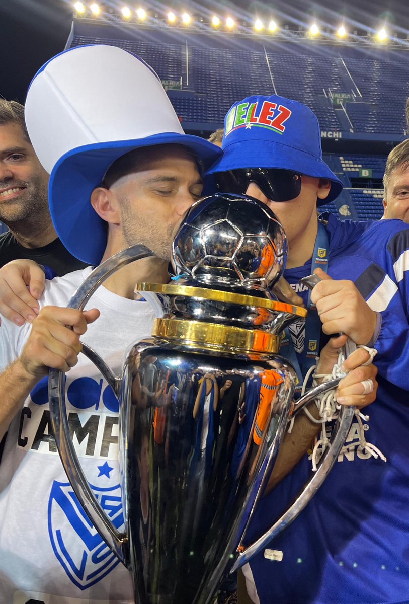 bizarrap's tweet photo. DALE CAMPEÓN @Velez 

foto cortesía de Gercho Sports (? @gbeder https://t.co/UcrksIFRMb