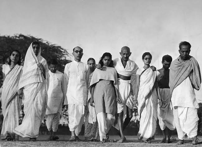 ORMStrategist's tweet photo. क्या आपने भी राष्ट्रपति महात्मा गांधी से प्रेरणा लेकर ऐसे ब्रह्मचर्य का परीक्षण किया है? क्या आपके भी आध्यात्मिक सहयोगी है?
"गांधीजी ने अपनी ब्रह्मचर्य (celibacy) की परीक्षा लेने के लिए कुछ विवादास्पद प्रयोग किए, जिसमें उन्होंने महिलाओं, विशेष रूप से युवा महिलाओं, के साथ नग्न होकर सोने का अभ्यास किया। उनका कहना था कि यह आत्मसंयम और आंतरिक शुद्धता का परीक्षण था।"

गांधीजी के महिलाओं के साथ व्यक्तिगत संबंध:
गांधीजी और कस्तूरबा का विवाह पारंपरिक व्यवस्था के तहत हुआ। शुरुआती दौर में गांधीजी ने कस्तूरबा पर कई सीमाएं लगाईं, लेकिन समय के साथ उन्होंने उन्हें एक स्वतंत्र और बराबर का साथी माना। कस्तूरबा ने गांधीजी के आंदोलनों में सक्रिय भाग लिया और उनका दृढ़ समर्थन किया।

गांधीजी के जीवन में कई महिलाओं के साथ गहरे व्यक्तिगत संबंध रहे, जिनमें:
सरला देवी चौधरानी: टैगोर परिवार की सदस्य, जिनसे उनके संबंधों को लेकर आलोचना हुई। गांधीजी ने उन्हें "आध्यात्मिक सहयोगी" कहा।
मीराबेन: वे गांधीजी की विचारधारा से इतनी प्रभावित हुईं कि अपना जीवन भारत में उनके साथ काम करने में समर्पित कर दिया।
सुषिला नैयर: गांधीजी की चिकित्सक और सहयोगी, जो उनके ब्रह्मचर्य प्रयोगों में शामिल थीं।