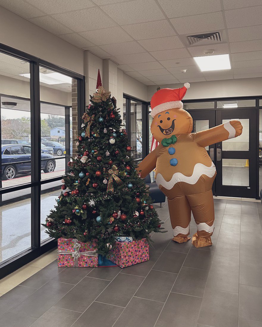 The holiday spirit is in full swing at <a href="/fraziercfisd/">Frazier Elementary</a> 🎄🎅🏼✨<a href="/CyFairISD/">Cypress-Fairbanks ISD</a>