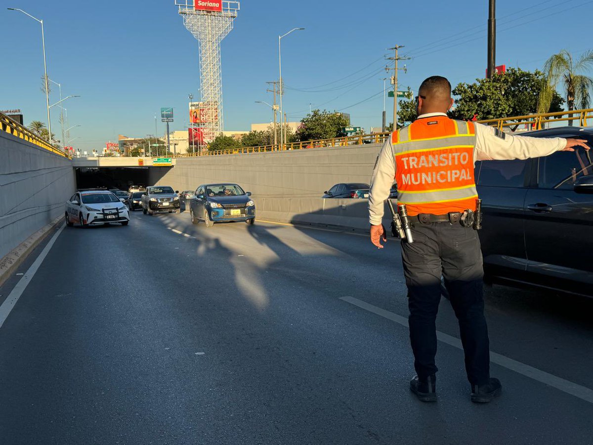 transitotorreon's tweet photo. #LaborSocial ❤️ | Agentes de Vialidad 👮🏻‍♀️ auxiliaron con abanderamiento a vehiculo descompuesto saliendo del desnivel de #SC4C. Permanecemos pendientes de tu #SeguridadVial 🛡️. 

#DeQueSePuedeSePuede 💪🏻 #VialidadTorreón 🚔 https://t.co/vECCqSumYR