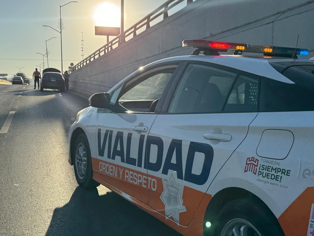 transitotorreon's tweet photo. #LaborSocial ❤️ | Agentes de Vialidad 👮🏻‍♀️ auxiliaron con abanderamiento a vehiculo descompuesto saliendo del desnivel de #SC4C. Permanecemos pendientes de tu #SeguridadVial 🛡️. 

#DeQueSePuedeSePuede 💪🏻 #VialidadTorreón 🚔 https://t.co/vECCqSumYR