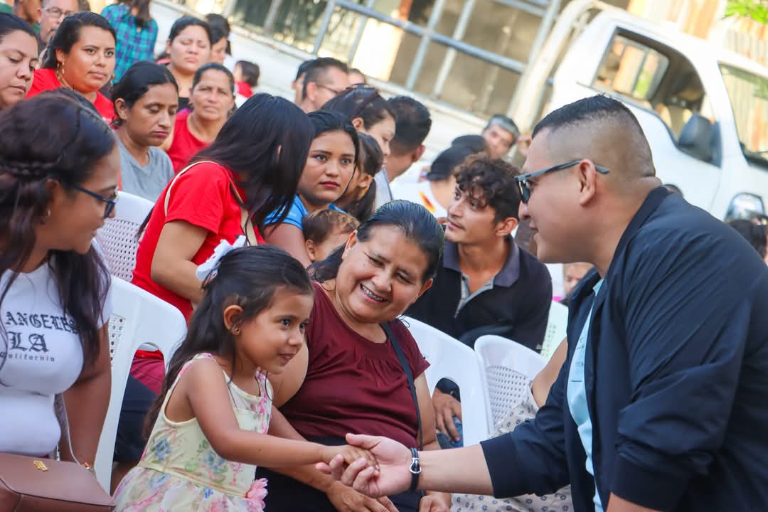 EverHernandezsv's tweet photo. Compartir en familia con nuestros pequeños, no tiene precio. 🫶

Pasamos una tarde muy bonita y familiar con las niñas y niños del Distrito de Aguilares, entregamos juguetes y disfrutamos de la magia de la Navidad.

Gracias por su bonito recibimiento, bendiciones. https://t.co/hpaIJB8WQR
