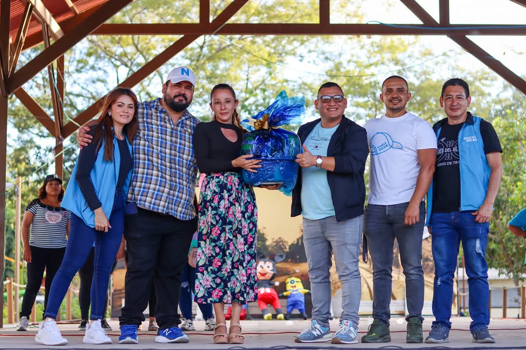 EverHernandezsv's tweet photo. Compartir en familia con nuestros pequeños, no tiene precio. 🫶

Pasamos una tarde muy bonita y familiar con las niñas y niños del Distrito de Aguilares, entregamos juguetes y disfrutamos de la magia de la Navidad.

Gracias por su bonito recibimiento, bendiciones. https://t.co/hpaIJB8WQR