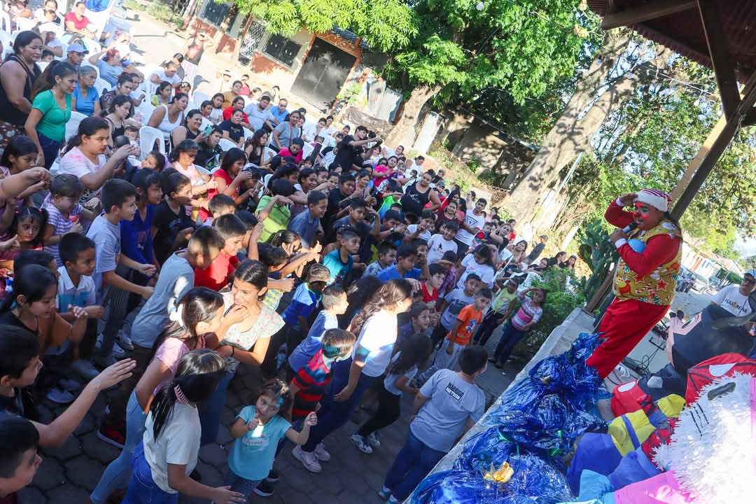 EverHernandezsv's tweet photo. Compartir en familia con nuestros pequeños, no tiene precio. 🫶

Pasamos una tarde muy bonita y familiar con las niñas y niños del Distrito de Aguilares, entregamos juguetes y disfrutamos de la magia de la Navidad.

Gracias por su bonito recibimiento, bendiciones. https://t.co/hpaIJB8WQR