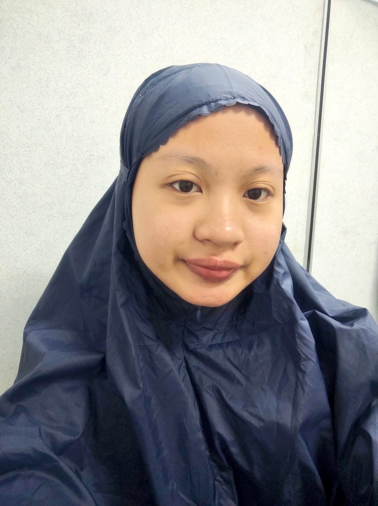 telekung ni guna kain parachute. ringan, airy, nipis tapi tak jarang (opacity 4/5 kalau warna gelap). bahagian dagu ada zip so muka kecik pun boleh pakai 😆

s.shopee.com.my/6fQsyFoRTv
