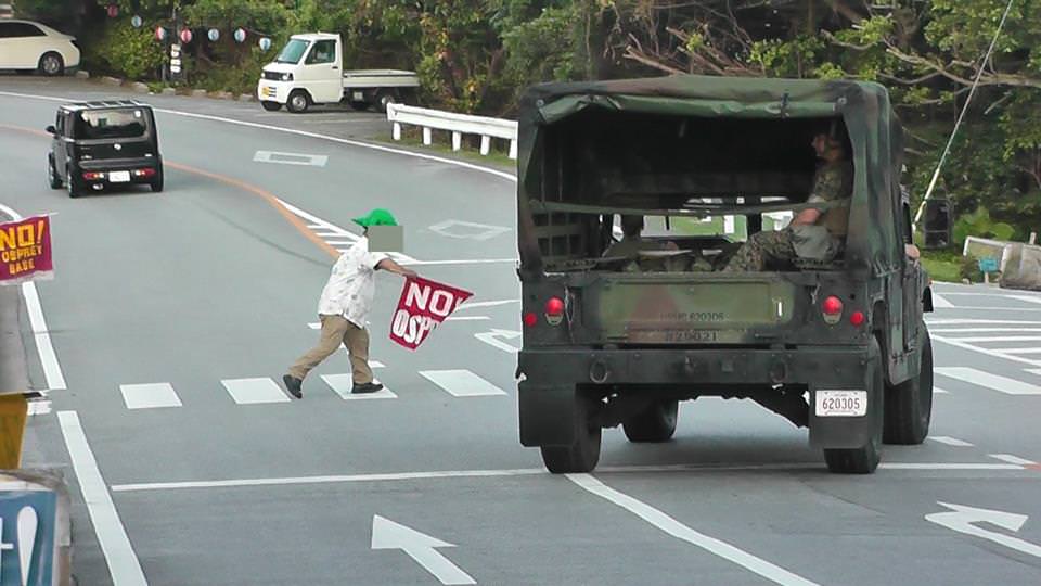 米軍車両への飛び出しの様子。
ドライバーはProtestorを避けるために
急ハンドルを切った。
彼らは横断歩道の所で待ち受け
米軍車両が来た時にだけ「横断中」と称して
車の前に飛び出します。
「横断歩道に歩行者がいれば車は一時停止して譲るべきだろう」と言い張り
警察の指導に従う事はない。
