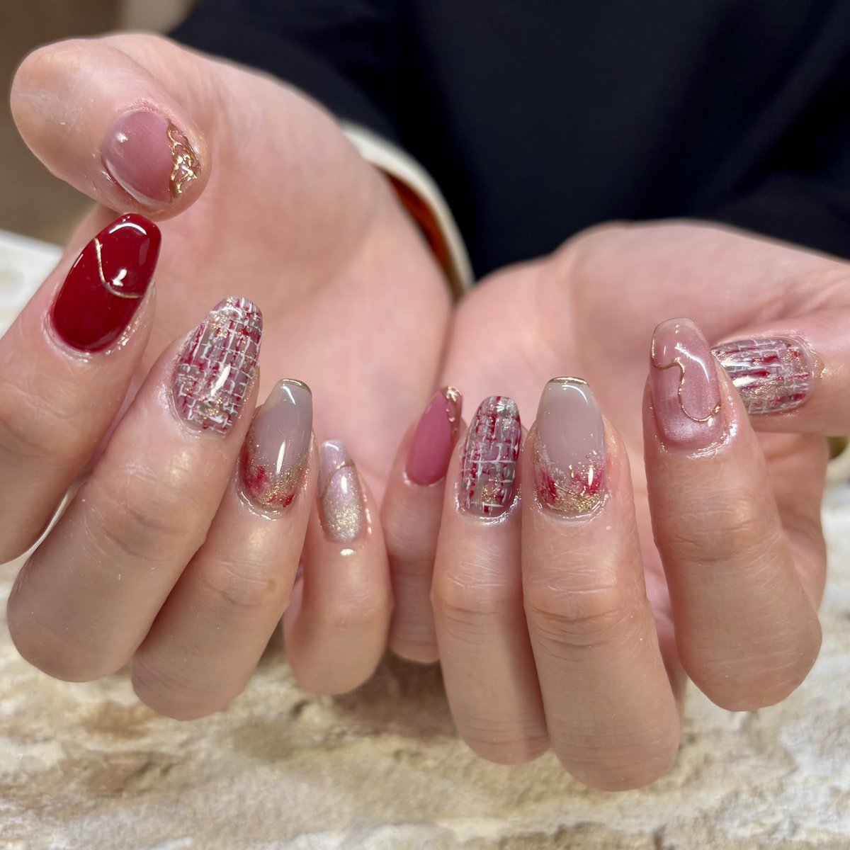 730_ayumi's tweet photo. ネイル新しくしました〜😊
今回はSnowManのライブ&amp;クリスマス&amp;お正月の欲張りネイル💅

推しのメンカラがピンクと赤なので、その2色を主に使いました🩷❤️
赤があるおかげでクリスマス感もお正月感も出せて良い感じ！

中指薬指のツイードじゃない方の柄が、ドラマわたしの宝物感もあってとても良い🤭💜 https://t.co/LR7rqA007y