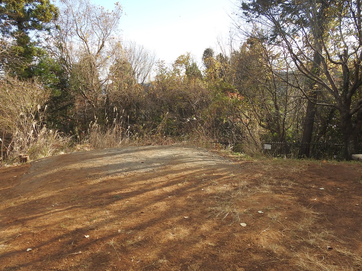WT_K's tweet photo. 6年ぶりに行った草戸山。見晴台がなくなっていた。老朽化だろうか。右の写真は17年6月のもの。翌年5月に行ったときもあったから、この5〜6年の間に取り壊されたのだろう。というわけで、山頂から橋本駅のビル群を見たり、町田市の端から市を一望することはできなくなった。 https://t.co/EZFSDFyWb1