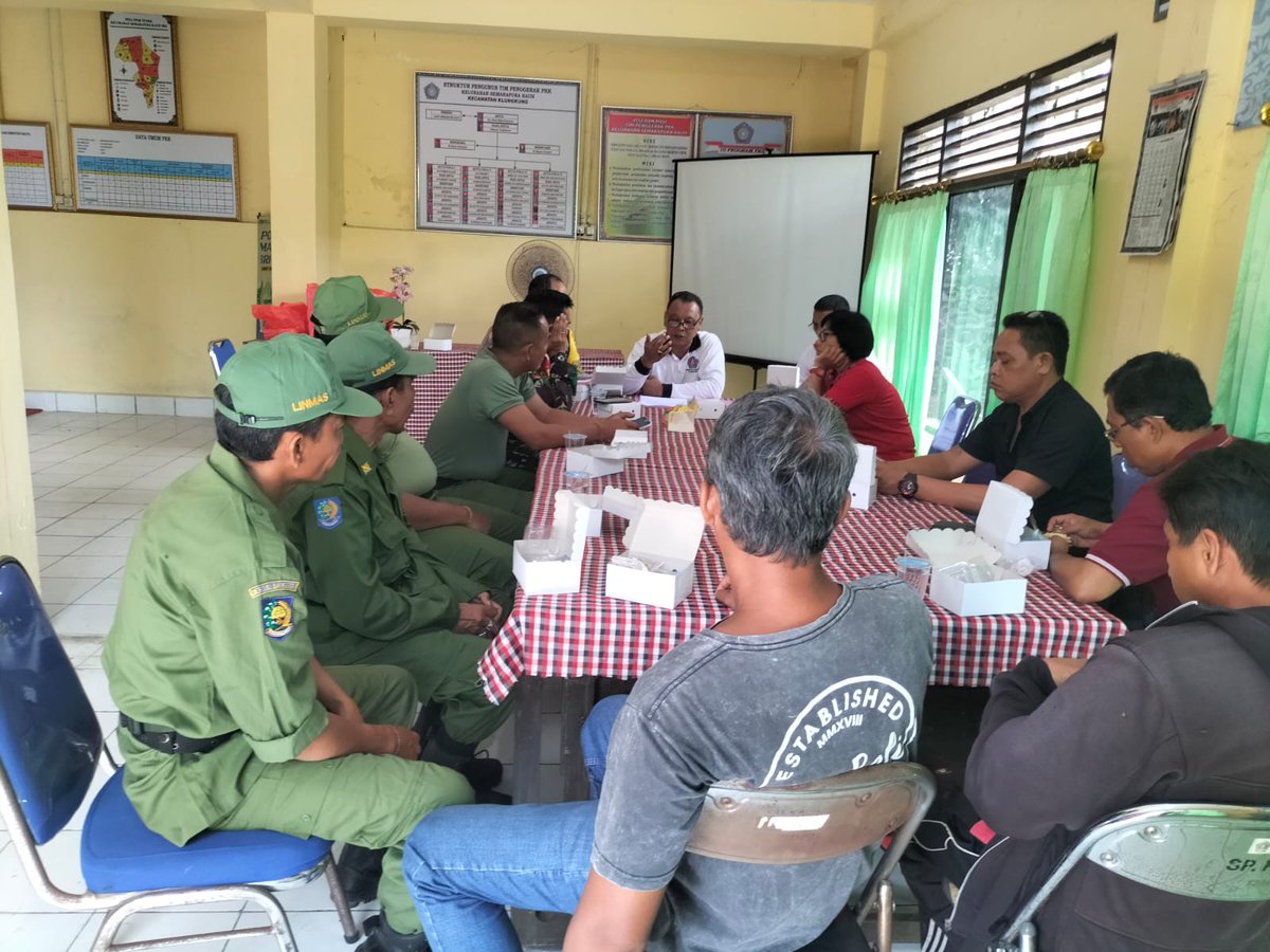 Humaspolsekklk's tweet photo. SINERGI 3 PILAR BHABINKAMTIBMAS. 

Bhabinkantinmas Kel. Sp kauh I KETUT SUTIARSANA, Sinergi bersama tiga pilar melaksanakan kegiatan cooling System pasca telah dilaksanaka pungut hitung pemilukada di kab. Klungkung.#polri #humas #divisi #kryd #sdmpolri #sdmpolresklk #polrilayani https://t.co/A72GvkBJYX