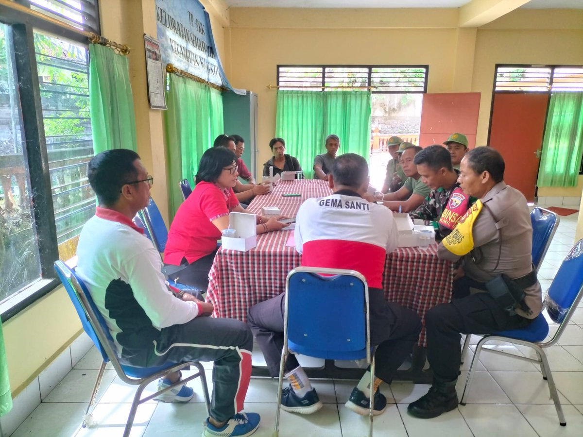 Humaspolsekklk's tweet photo. SINERGI 3 PILAR BHABINKAMTIBMAS. 

Bhabinkantinmas Kel. Sp kauh I KETUT SUTIARSANA, Sinergi bersama tiga pilar melaksanakan kegiatan cooling System pasca telah dilaksanaka pungut hitung pemilukada di kab. Klungkung.#polri #humas #divisi #kryd #sdmpolri #sdmpolresklk #polrilayani https://t.co/A72GvkBJYX