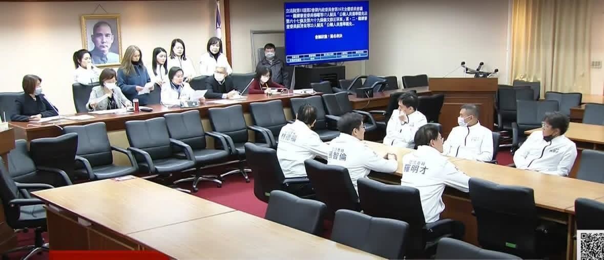 JamesHsiehtw's tweet photo. 這張真的超經典

國民黨主席在上面問：這個其他黨有意見嗎，沒有，好散會

幹，民進黨的都被你關在外面啦

然後民眾黨呢？

躲起來的廢物8票

幹你涼

#投民眾黨就是投國民黨 https://t.co/Jvpk3JZtSg