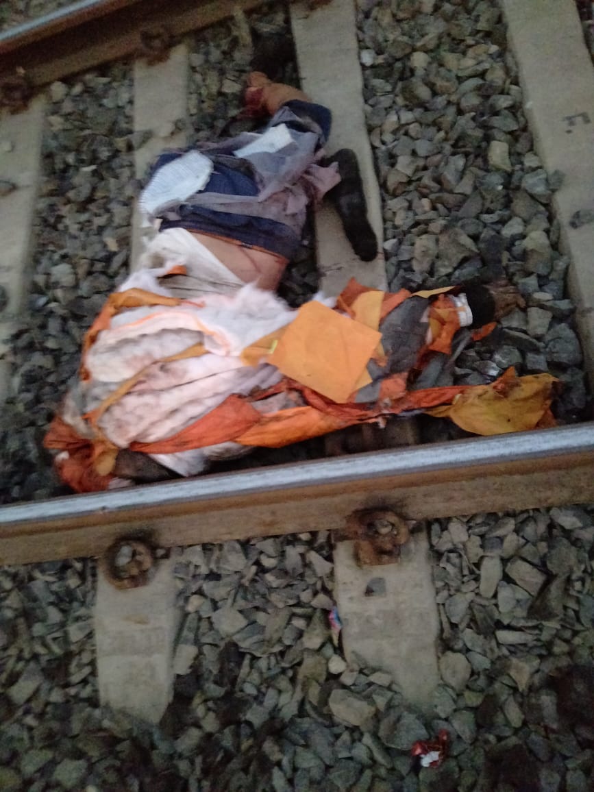 Sharansk1986's tweet photo. @AshwiniVaishnaw
@PMOIndia
@RailMinIndia
@EasternRailway

Zone - Eastern railway 
मंडल - Nolhati (NHT) Section  - Murarai 
P.WAY- Nalhati 
ट्रैक मेंटेनर का नाम - Bikrama kuri
Gp- 2400
Km- 125/9-11
*आज नाइट पेट्रोलिंग करते हुए शहीद हो गए हैं*

When this type of  Death will stop? https://t.co/FLJ8Weg06g