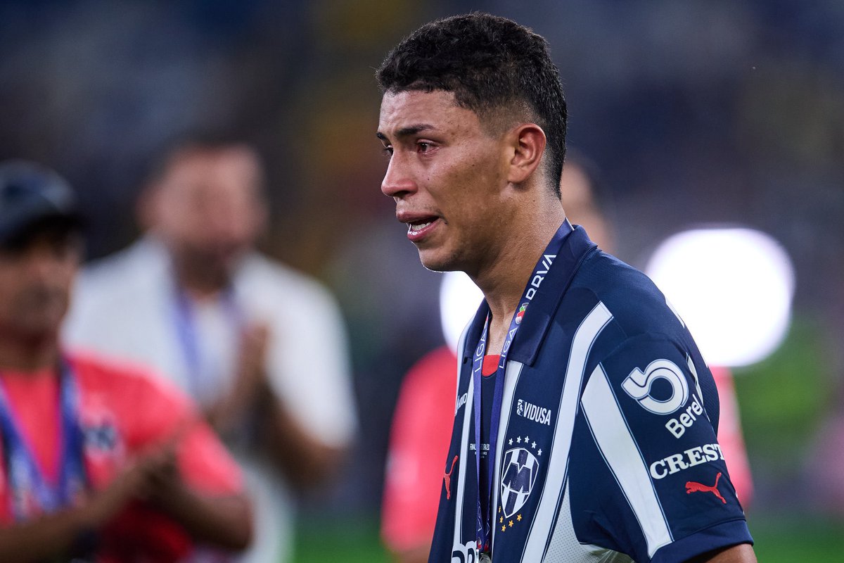 Algunos jugadores por falta de minutos suelen volverse chiflados, Johan Rojas con apenas 22 años demostró en la cancha el amor que mostraba en redes hacia el club. 

Primer final y la revolucionó, por mi quédate.