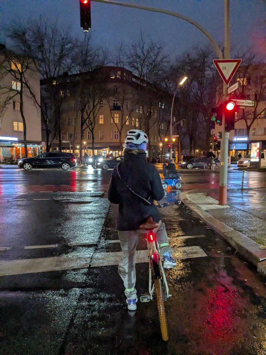 #berlin #CyclistsWaiting for green #citycycling #fahrradalltag #traffic #photoseries