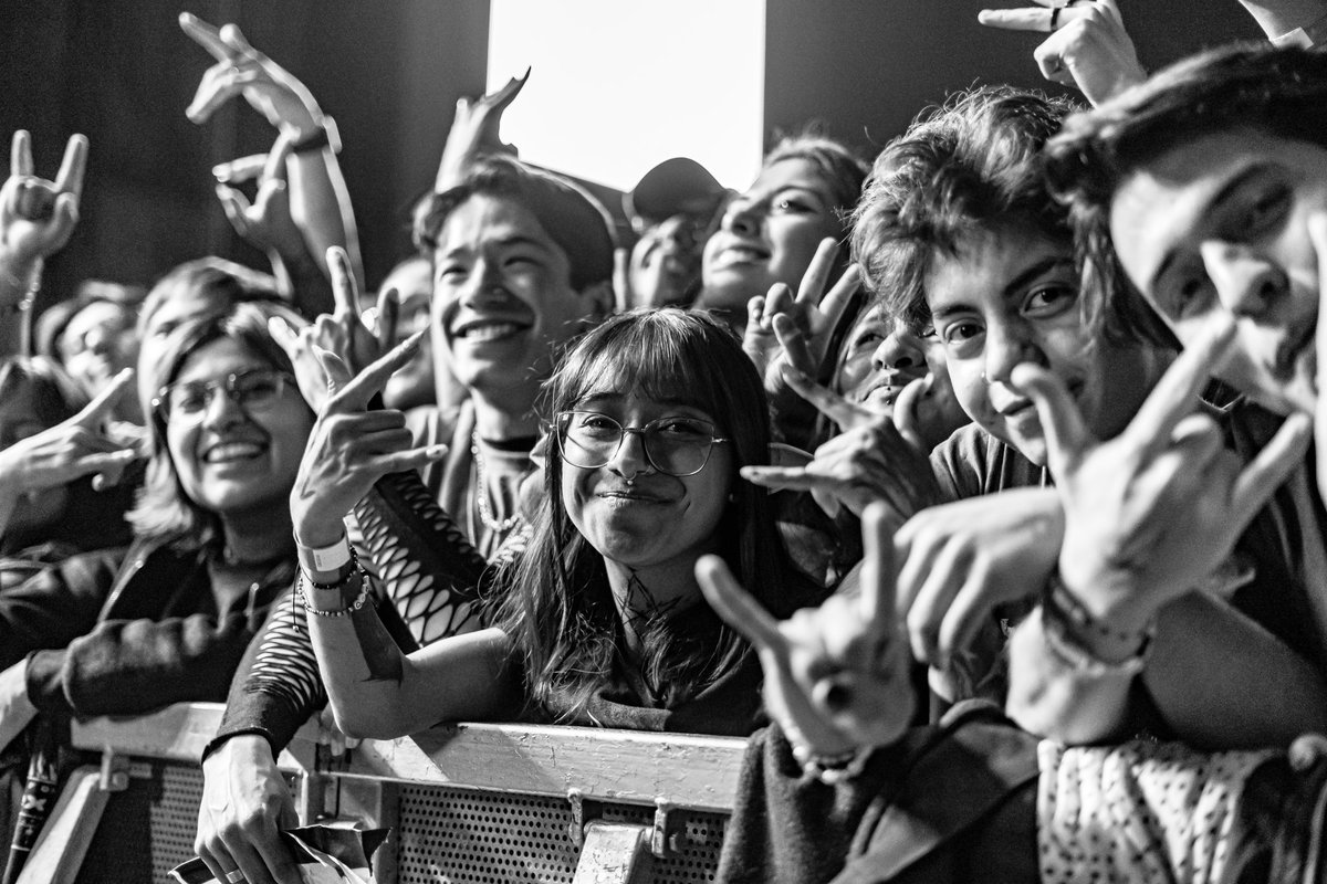 _MrIndie's tweet photo. El sol y la luna se unieron para traernos un día increíble para ver a Bring Me The Horizon en la explanada del Estadío Azteca. El color que manchó la tela del día es increíble  🔥🏟️

📸: @makerocha

#people #portrait #ConceryPhotography #FestivalPhoto #rock #Bringmethehorizon https://t.co/Fg29jGaU0B