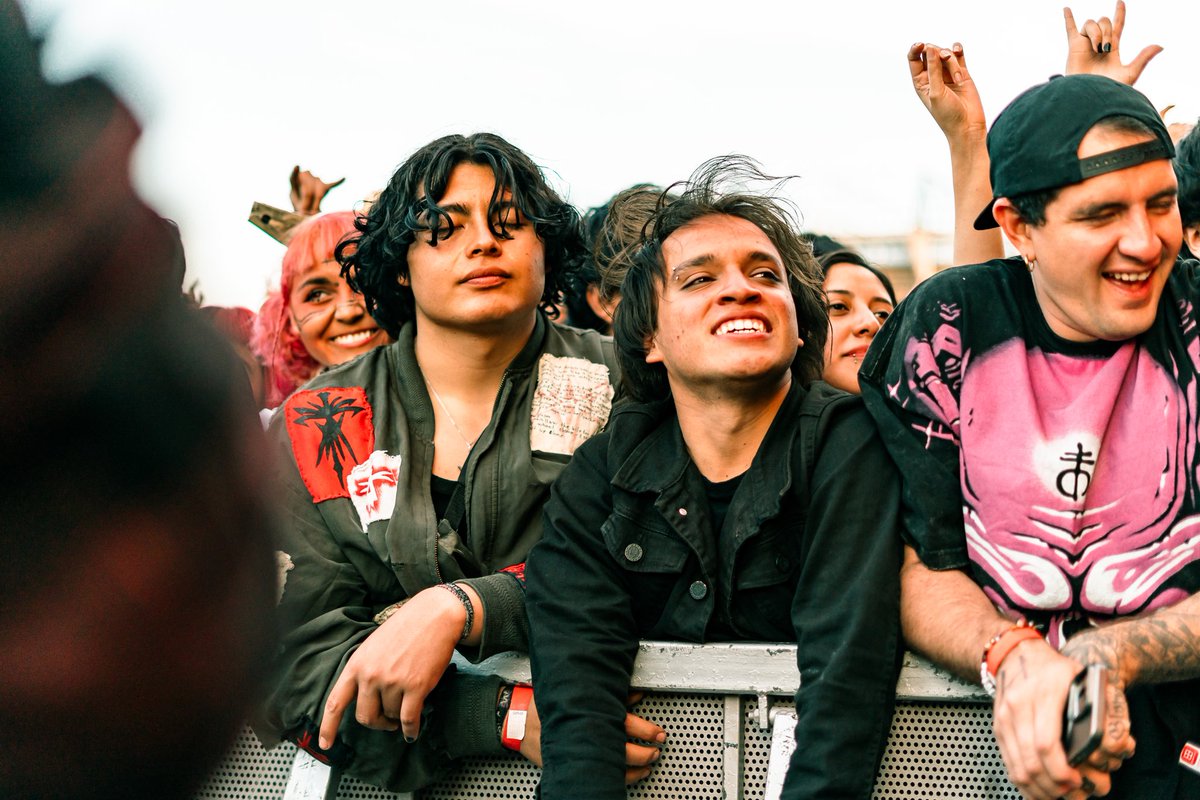 _MrIndie's tweet photo. El sol y la luna se unieron para traernos un día increíble para ver a Bring Me The Horizon en la explanada del Estadío Azteca. El color que manchó la tela del día es increíble  🔥🏟️

📸: @makerocha

#people #portrait #ConceryPhotography #FestivalPhoto #rock #Bringmethehorizon https://t.co/Fg29jGaU0B