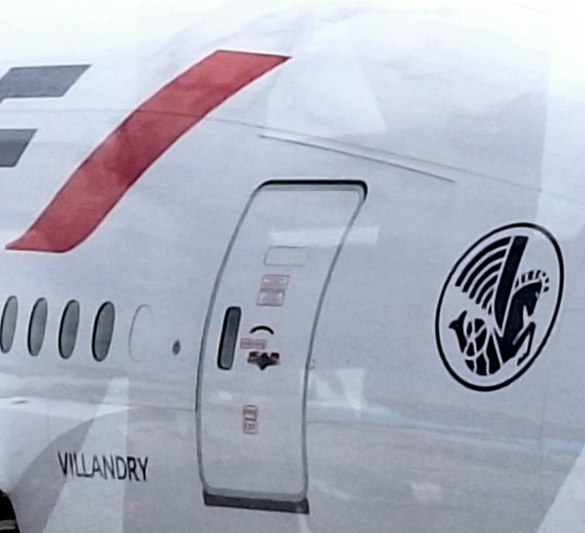 marcleflour's tweet photo. Le @boeing 777-200ER F-GSPZ Villandry au parking avant son envol vers CDG.
AF195 
@airfrance #airfrance #af195 #fgspz #boeing777 #b777 https://t.co/WLfA1nVoTB