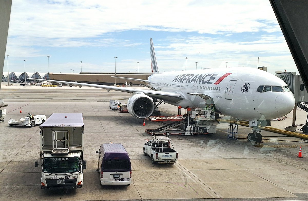 marcleflour's tweet photo. Le @boeing 777-200ER F-GSPZ Villandry au parking avant son envol vers CDG.
AF195 
@airfrance #airfrance #af195 #fgspz #boeing777 #b777 https://t.co/WLfA1nVoTB