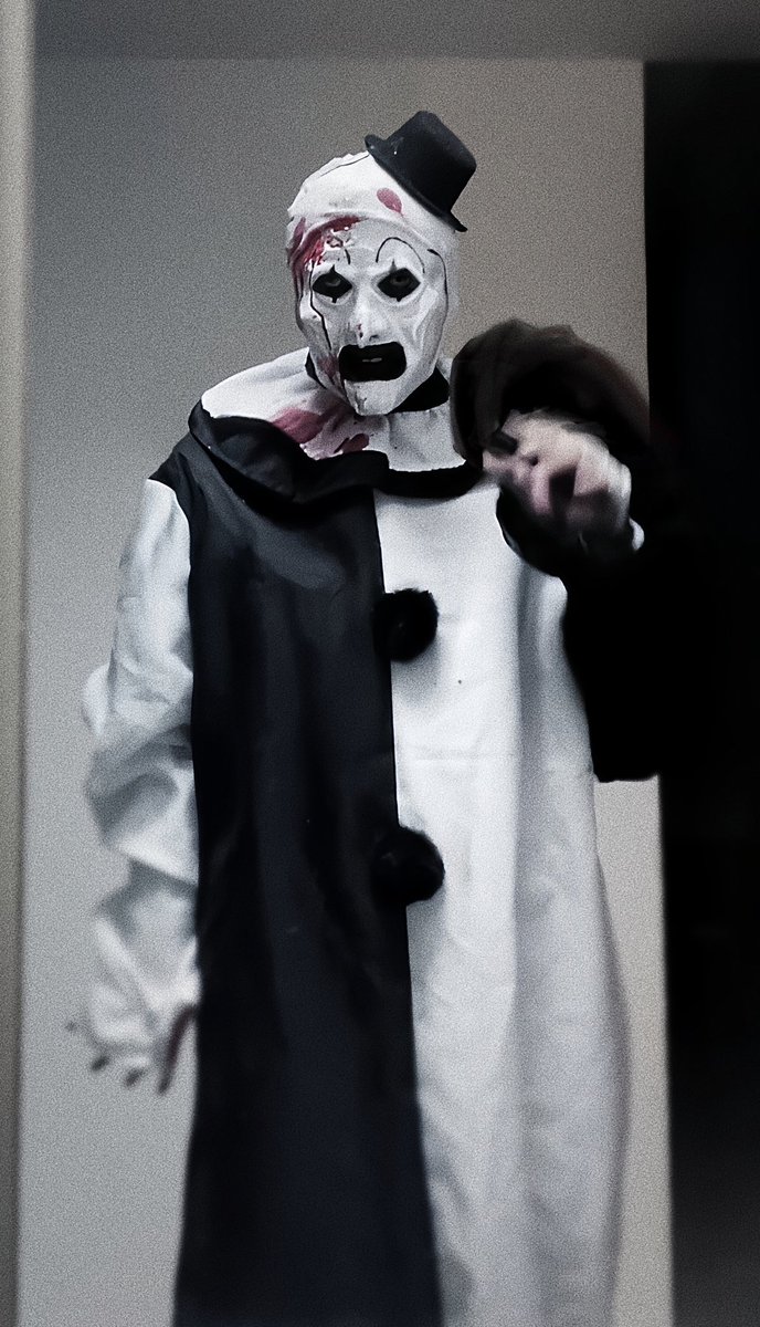 SOOTHSA93563646's tweet photo. #terrifiercosplay
#Terrifier
#arttheclown 

试了新的方法，第一���做这种特效化妆的东西，很有趣，是全新的体验。（脸软软哎很好捏 https://t.co/hDplhaZJEJ