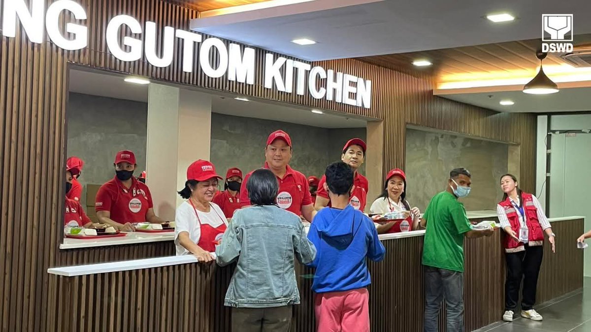 pnagovph's tweet photo. LOOK | First Lady Louise Araneta-Marcos joins DSWD Secretary Rex Gatchalian and other officials in serving prepared meals to families at the Walang Gutom Kitchen in Pasay City on Monday (Dec. 16, 2024). | Heidi Lacambra; Photos courtesy of DSWD https://t.co/Jrht3VPL7s
