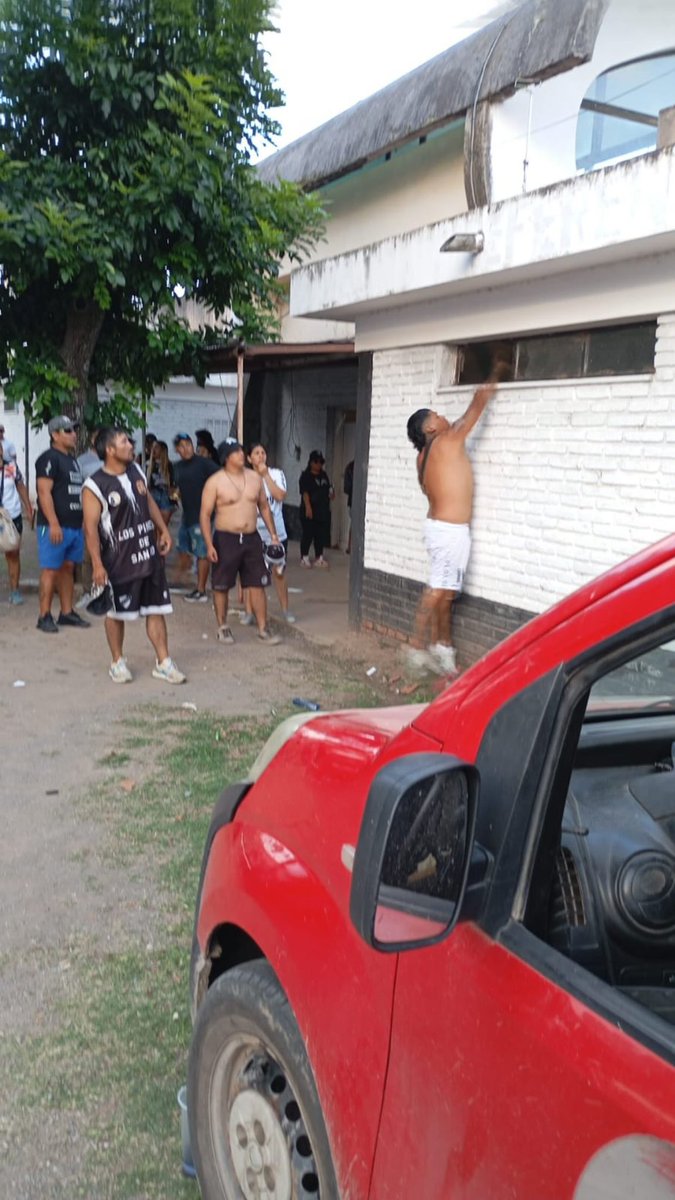 CotyJuarez99's tweet photo. El masajista internado.
Bomba de estruendo adentro de un vestuario.
Vidrios rotos, un jugador cortado.
Jugadores baleados.
Dt baleado. 
Como empezó todo: https://t.co/bbHojCmJLk