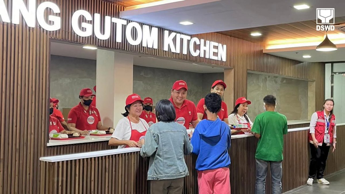 pnagovph's tweet photo. LOOK | First Lady Louise Araneta-Marcos joins DSWD Secretary Rex Gatchalian and other officials in serving prepared meals to families at the Walang Gutom Kitchen in Pasay City on Monday (Dec. 16, 2024). | Heidi Lacambra; Photos courtesy of DSWD https://t.co/Jrht3VPL7s