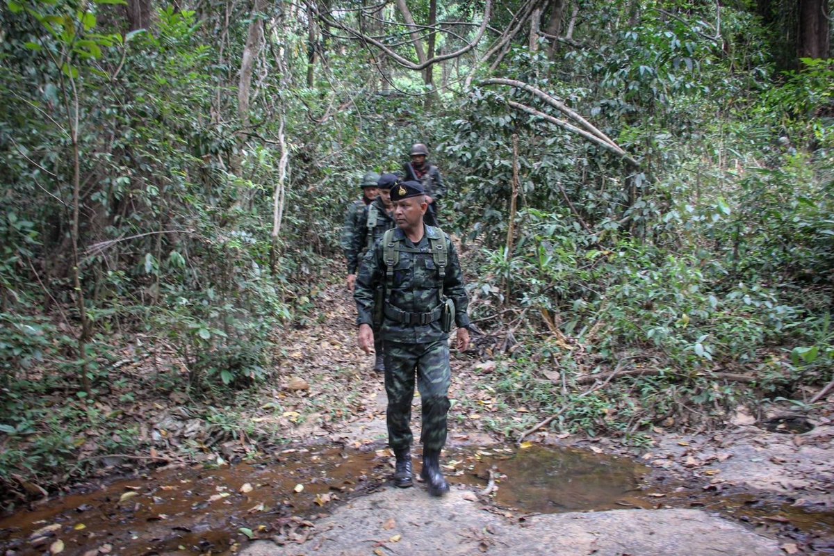 พ.อ.บุญเสริม บุญบำรุง รอง ผบ.กกล.สุรนารี เดินทางมาตรวจเยี่ยมการปฏิบัติงานของกำลังป้องกันชายแดน พร้อมทั้งทำการลาดตระเวนตรวจภูมิประเทศตามแนวชายแดนนพื้นที่ อ.กันทรลักษ์ จว.ศ.ก. เพื่อเพิ่มความเข้มงวดในการป้องกันการกระทำความผิดเงื่อนไขตามแนวชายแดน 
#หน่วยเฉพาะกิจที่1