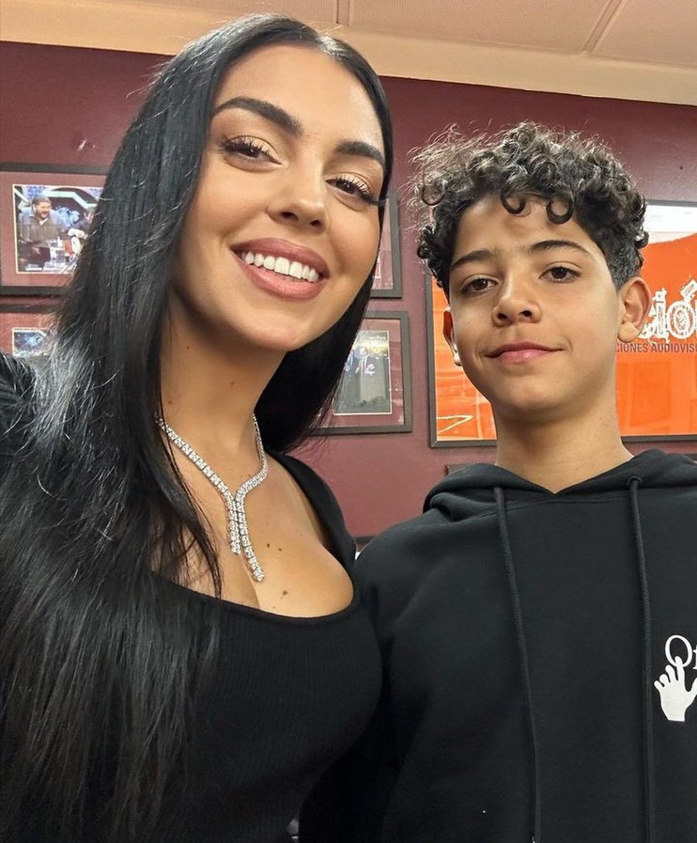georginagio_bae's tweet photo. Georgina Rodrigues with Cristiano jnr 💗 https://t.co/yw8qyMdXBJ