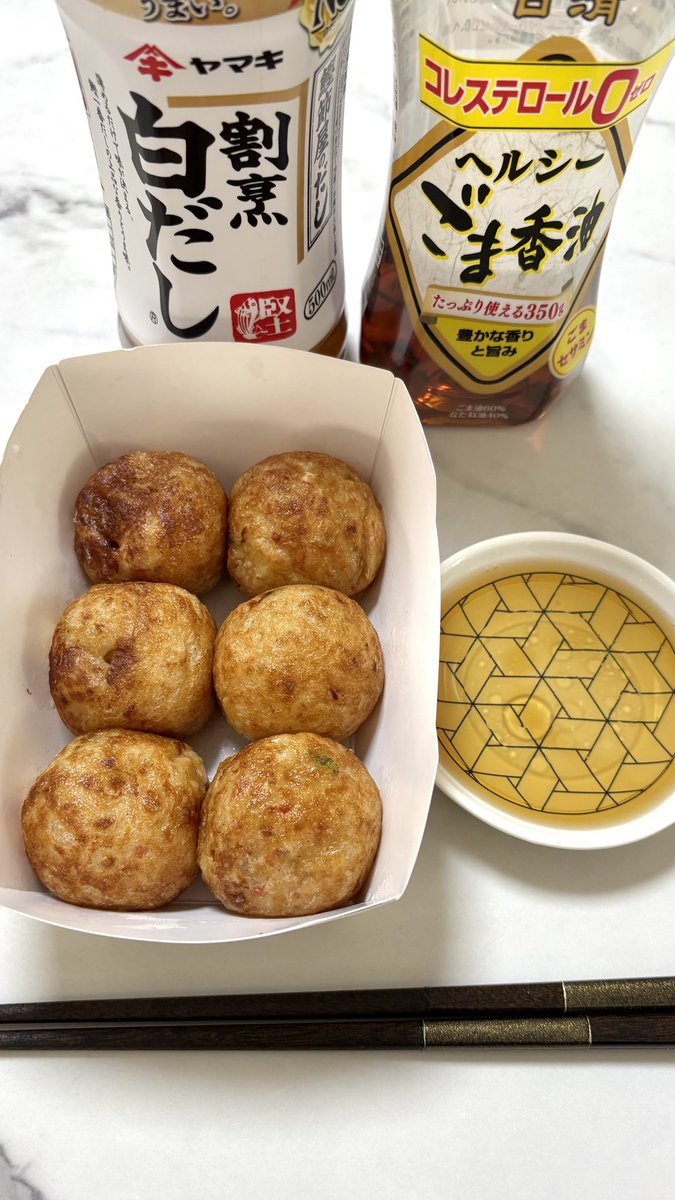 uryo1112's tweet photo. あかん！バズってた冷凍たこ焼きの食べ方神だわ！白だしとごま油につけて食べるだけなのにガチで美味い！コンビニで全部揃うのも天才的！100個食える！ https://t.co/klwqVYCnJj