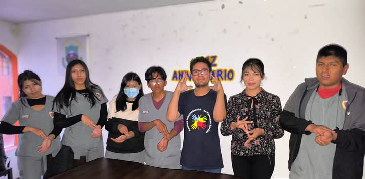 ASA__OFICIAL's tweet photo. Estudiantes de Medicina de la @UNSA_Oficial capacitaron a la Asociación de Sordos de Arequipa en primeros auxilios, enfocándose en la medición de signos vitales. Agradecemos la oportunidad de contribuir a la salud y el apoyo de la intérprete de LSP, Estefany. 😃🤓 https://t.co/TjAAV6q3gd