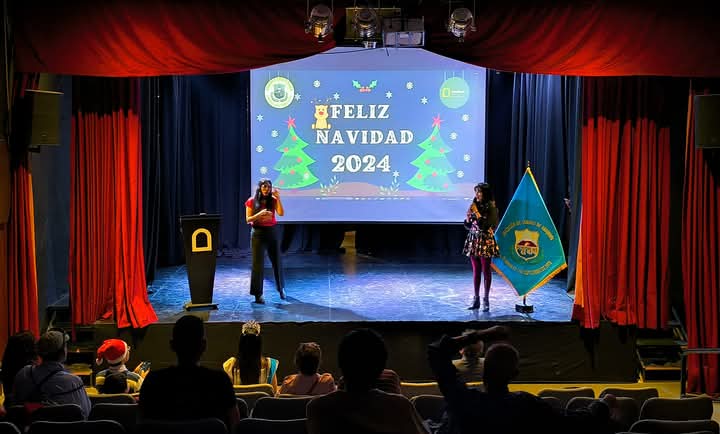 ASA__OFICIAL's tweet photo. 🤩 La Asociación de Sordos de Arequipa celebró un emotivo evento navideño en el Teatro Umbral, con una hermosa obra de teatro y villancicos. 🥰 https://t.co/KSF5EnEkdH