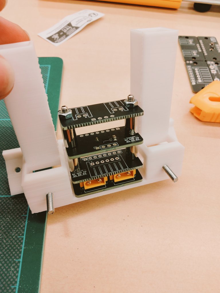 Fox_robotto's tweet photo. こんな感じ〜!
電磁石(キット投下)基板、
メイン+UI基板、環境検知基板
(床色、壁など、)
動いてる様子は来週かな〜
#HRCinst https://t.co/AXIcvoequu