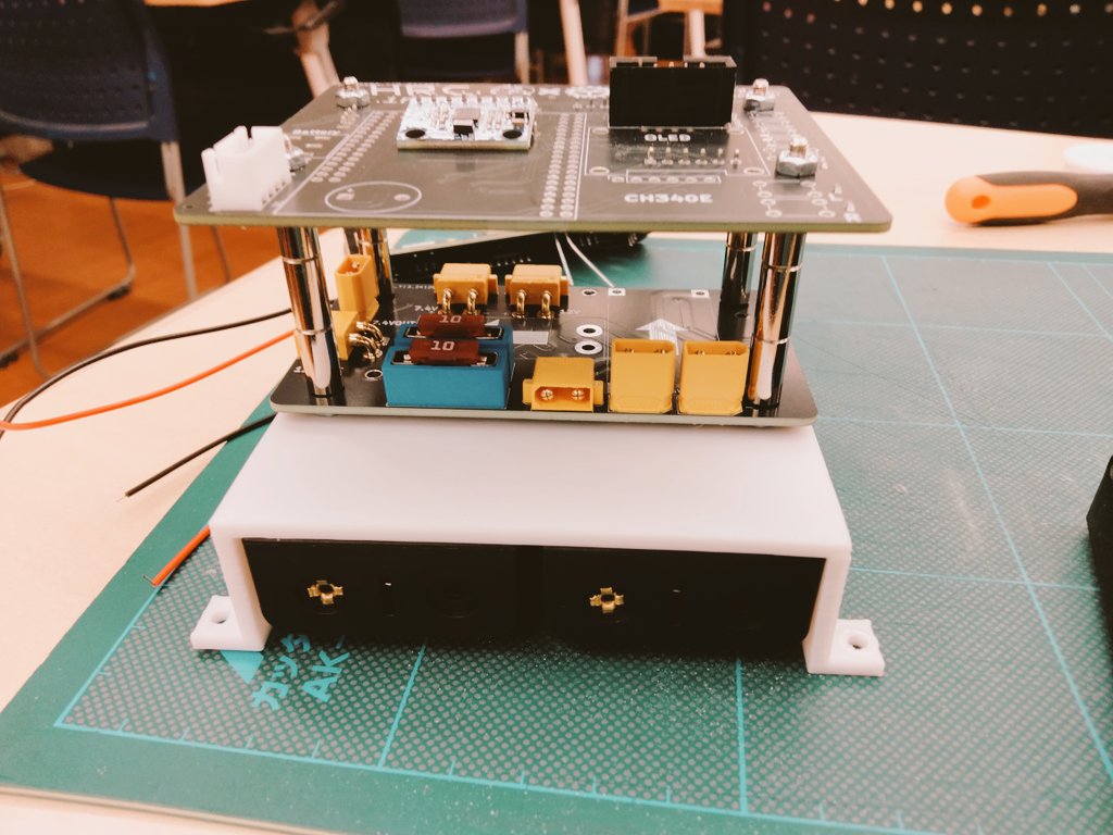 Fox_robotto's tweet photo. こんな感じ〜!
電磁石(キット投下)基板、
メイン+UI基板、環境検知基板
(床色、壁など、)
動いてる様子は来週かな〜
#HRCinst https://t.co/AXIcvoequu