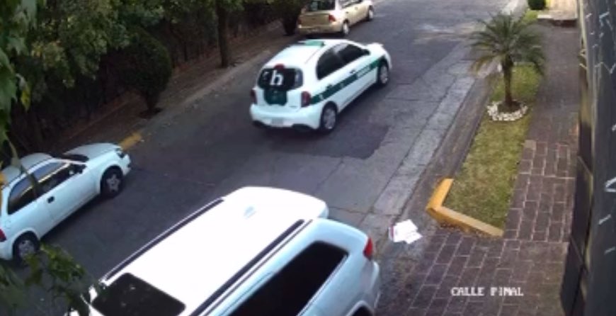 Yobviss's tweet photo. Casi al lado pasa un coche de seguridad de la colonia y el vecino que pasó con el perro se queda en la esquina y les da aviso. https://t.co/M9DO9GRueT
